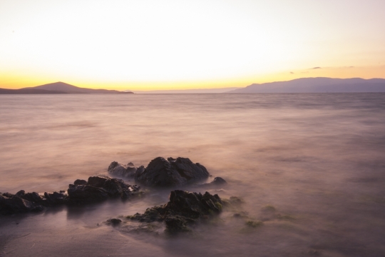 山巅之上正被朝阳照射下的壮美云海