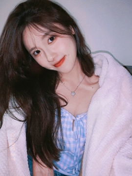 抖音网红梨涡允允性感诱惑写真