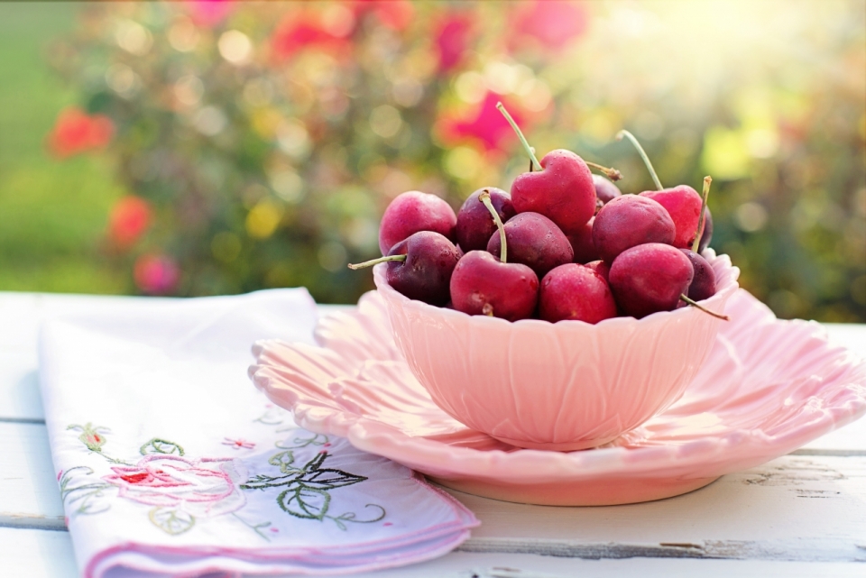 盘中碗里的樱桃在阳光下的唯美摄影