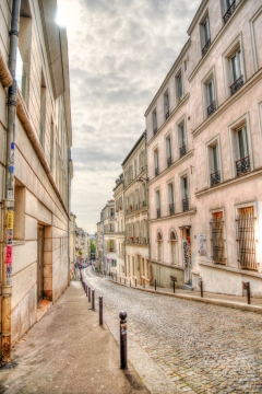 乌云密布天空狭窄步行街道建筑景观