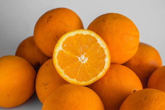 灰色背景新鲜美味健康橙子水果