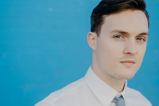 蓝色背景商务西装短发男性肖像写真