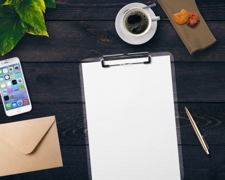 黑色桌面咖啡笔记本饼干手机等