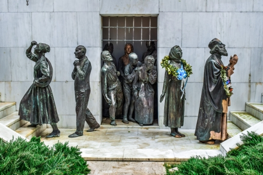 布满青苔房屋栅栏青铜人物雕塑