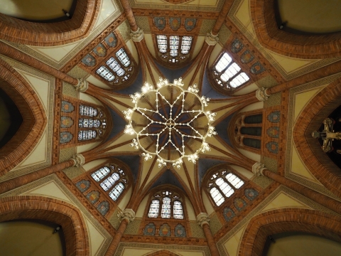 欧洲建筑屋顶复杂花纹建筑屋顶和灯光