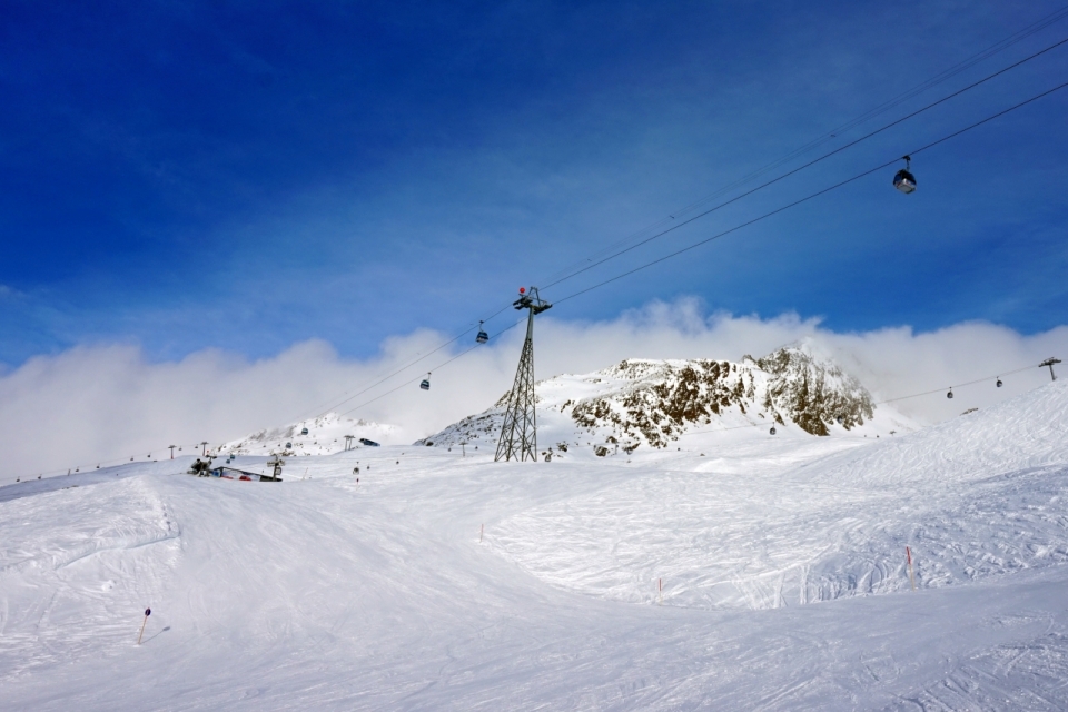 蓝色天空下冬天寒冷自然滑雪场全景