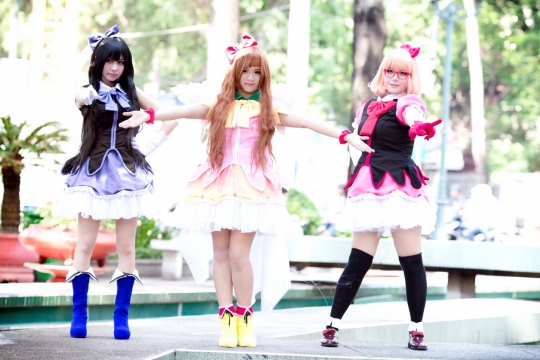 户外cuoplay动漫人物的女生摄影