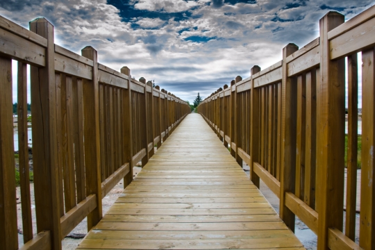 阴暗天气棕色木栈道延伸天空特写