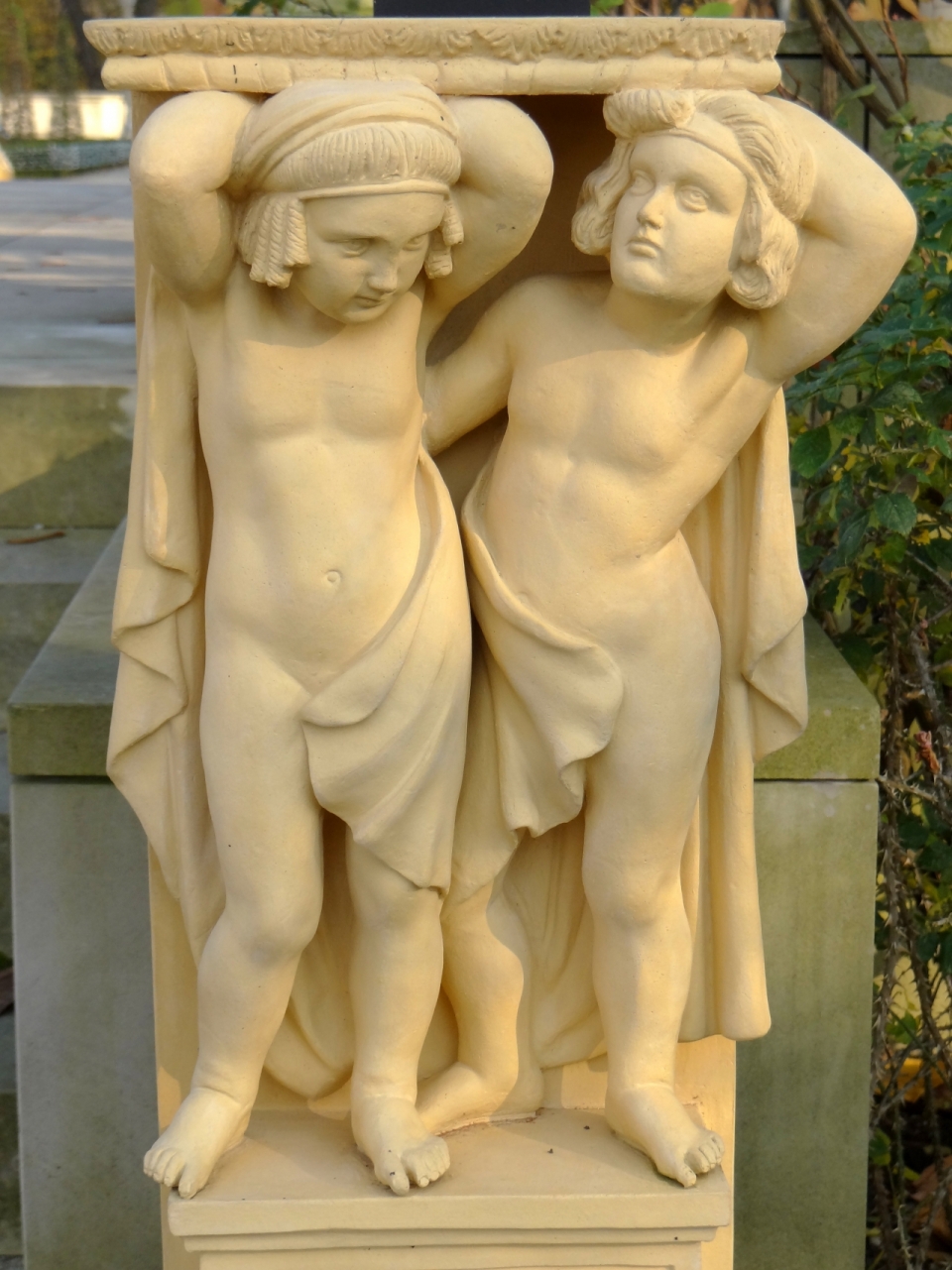 街头雕刻塑像雕像两个小孩石柱雕塑