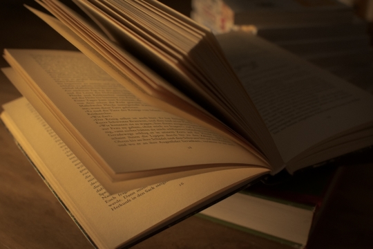 古色古香书房翻开书本黑色文字摆拍