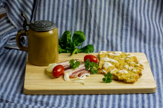 蓝白条纹桌布案板上美味排骨和花生酱静物摄影