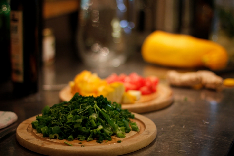 木头盘子上青色蔬菜和水果沙拉美食摄影