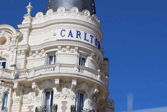 建筑摄影_蓝天下法国戛纳白色古老教堂建筑