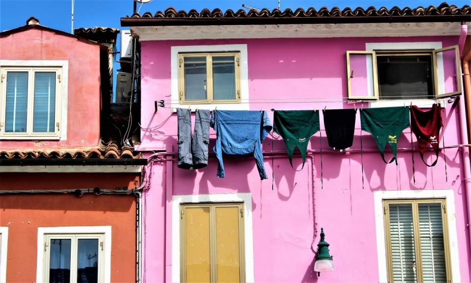 威尼斯城市街道晾衣服粉色墙壁建筑