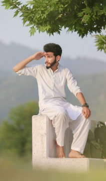 很无爱自然树木边石质凳子白色衣服男性