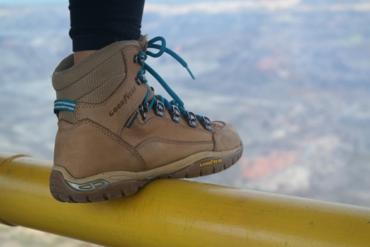 站立在城市观景台踩着栏杆的人