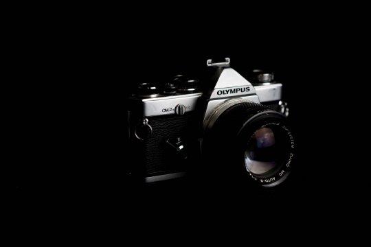 漆黑房间摆放单反相机摆拍