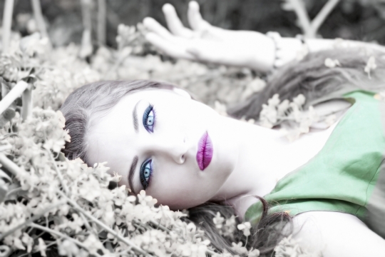 阳光下躺在地上的少女唯美特写