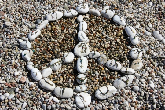 河滩上用鹅卵石摆成的反战标志