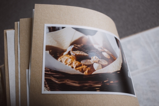 灰色背景翻开的书本上的甜点美食