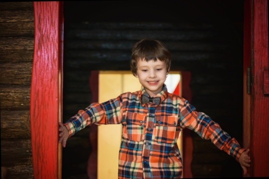 购物中心入口处短发格子衫男孩