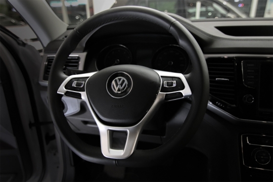 大众轿车黑色真皮座椅内饰方向盘标志