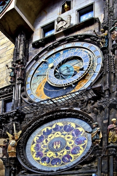 捷克布拉格古老城镇彩色大钟