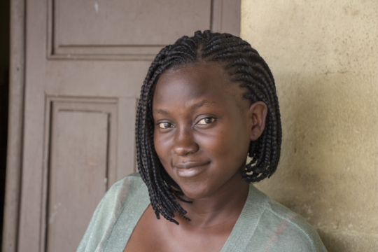 房屋建筑墙壁前黑色短发黑人女性