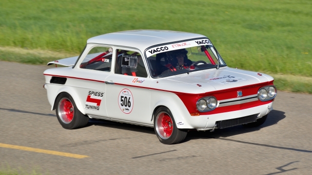 阳光城市街道马路白色古典轿车