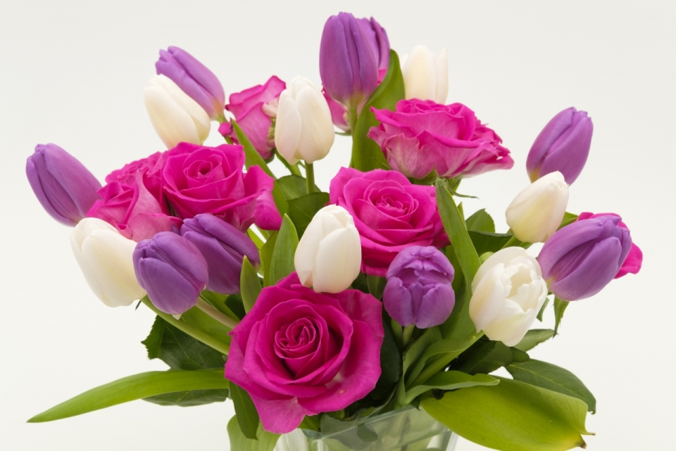 花瓶中粉色玫瑰紫色白色郁金香花束