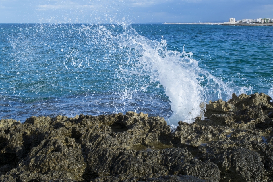 海边沿岸礁石堆冲击海水浪花风景