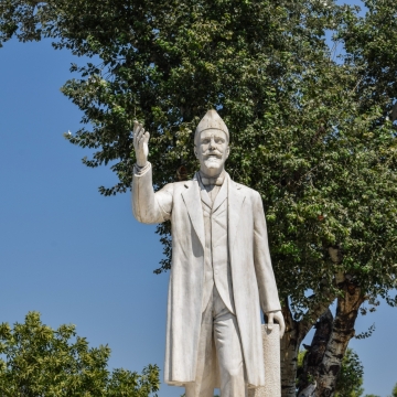 穿着西装的伯利克里雕像