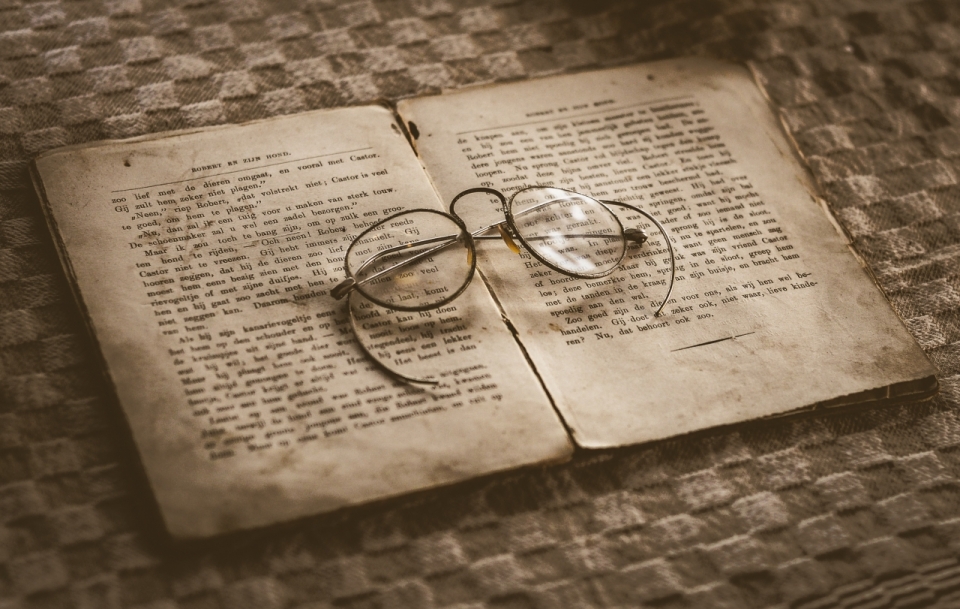 复古怀旧色调桌面破旧书本圆框眼镜