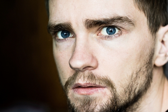 人物摄影_胡子拉碴的蓝色眼睛欧美男子