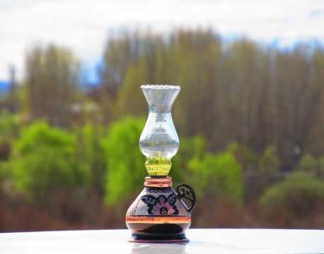 室外白色桌子上透明玻璃装饰