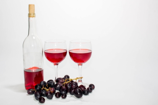 灰色背景玻璃杯玻璃瓶新鲜葡萄果汁