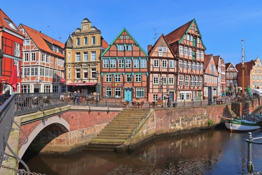 小镇河道街边行人优美风光