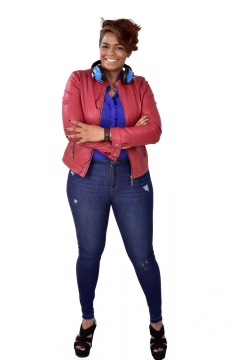 白色背景自信笑容抱臂脖子挂蓝色耳机女性