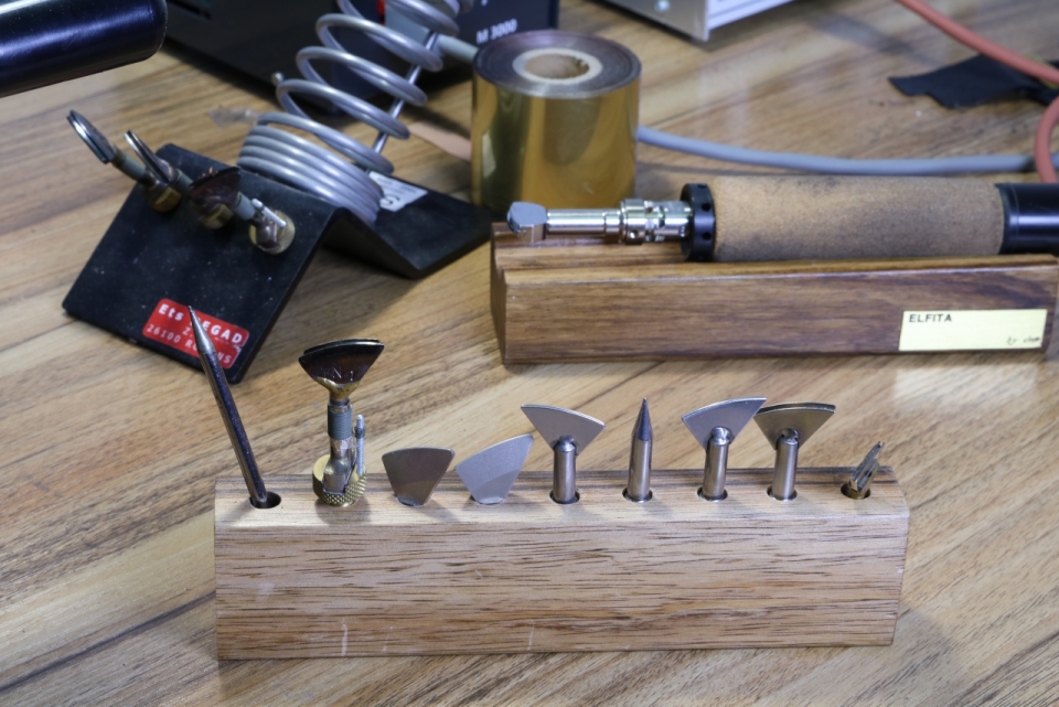 木桌上摆放的各式工具特写