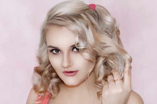 粉色背景金色卷发时尚美女