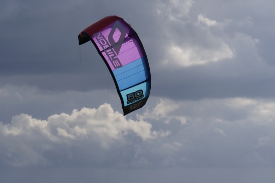 厚实白云覆盖天空张开降落伞外景