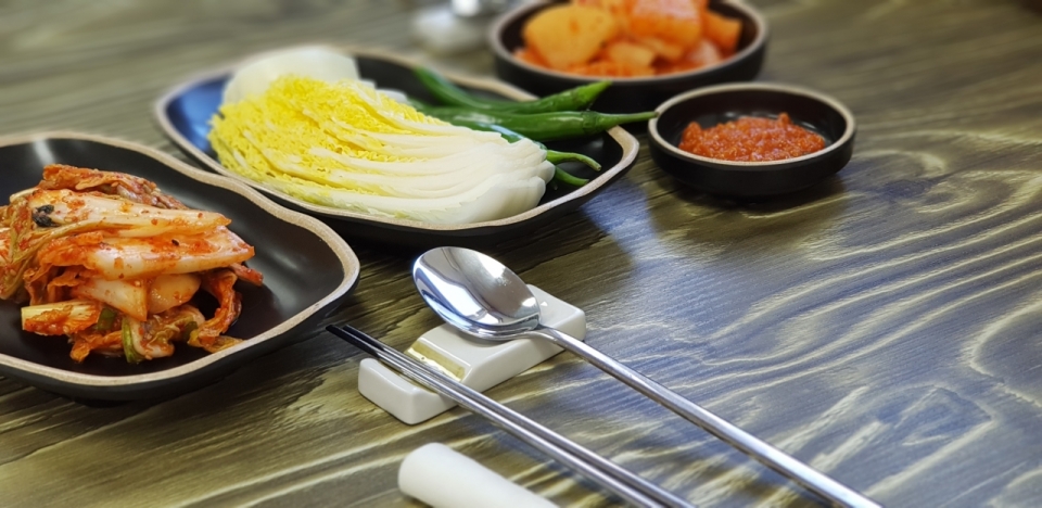 韩式料理餐桌摆放精心腌制美味泡菜
