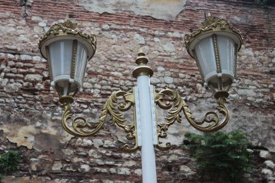 老旧街道旁精致路灯雕刻街拍