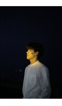 阳光帅气男生写真图片