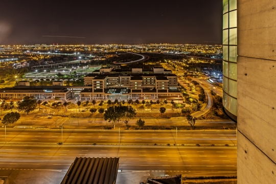 昏暗天空夜晚灯光现代城市街道