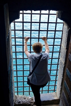 海边著名景点古堡游人铁窗海浪风光