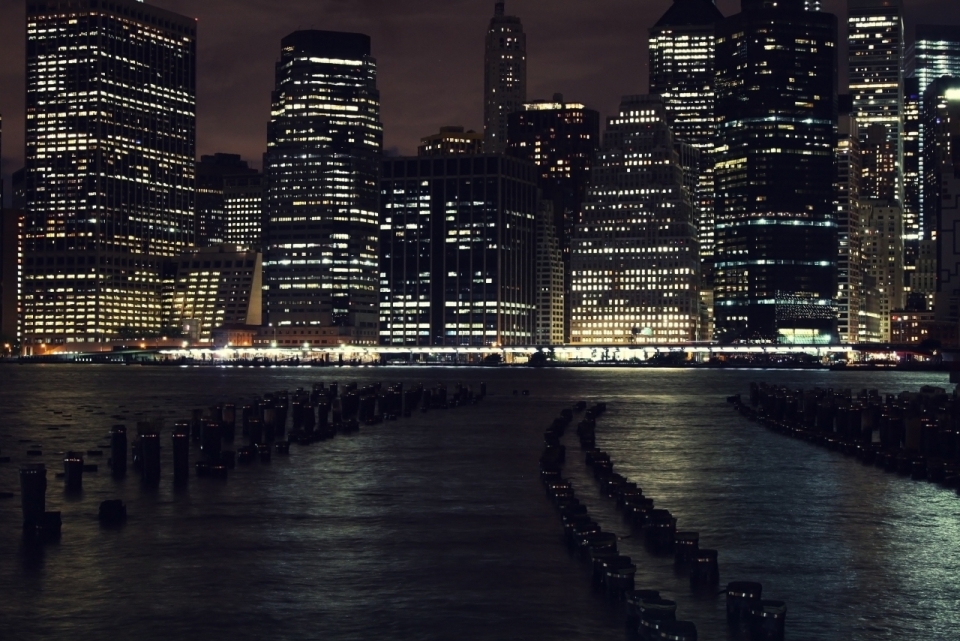 深夜灯光嘹亮的都市繁华一幕纪实摄影