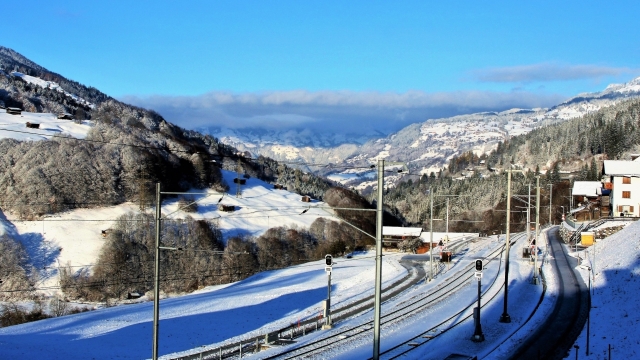 终年积雪绵延山坡上的列车轨道