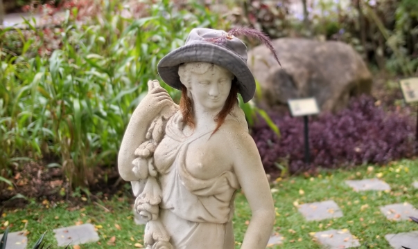 虚化背景自然公园白色石质女性雕像