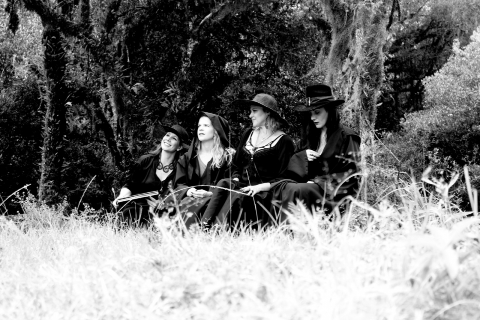 树林草地上坐着的贵妇人黑白风格摄影
